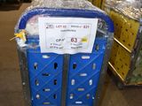 une caisse bleue sur laquelle est accrochée une étiquette, dans un entrepôt