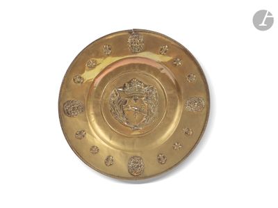 une assiette en or sur laquelle est représenté un lion