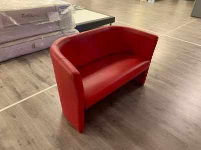une chaise rouge et un lit blanc dans une chambre