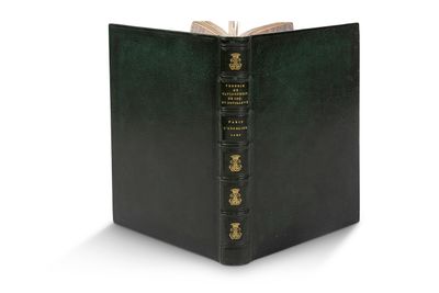 un livre noir à la couverture verte et aux bordures dorées