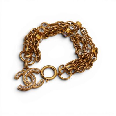 un bracelet en chaîne d'or orné d'un pendentif en forme de lustre