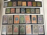 un livre ouvert sur lequel sont collés plusieurs timbres