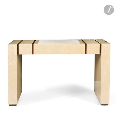 gros plan d'une table avec un plateau en verre sur fond blanc