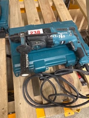 deux outils électriques posés sur une palette dans un entrepôt