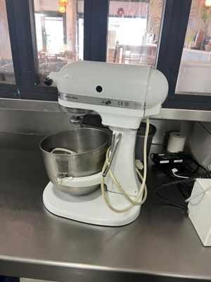 une photo d'un plan de travail de cuisine avec un mixeur et un saladier