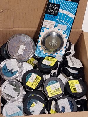 une boîte en carton remplie de divers produits capillaires