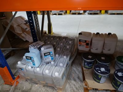 de nombreuses bouteilles d'eau posées sur une étagère dans un entrepôt