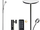 une image représentant une table sur laquelle se trouvent une télécommande et une lampe