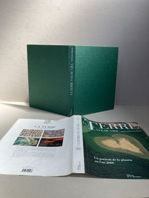 le livre est ouvert sur une table, à côté d'une lampe