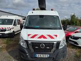 une camionnette blanche garée dans un parking