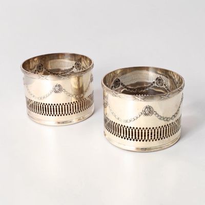 Paire de dessous de bouteilles en métal argenté de style Lou…