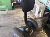 un scooter garé dans un garage