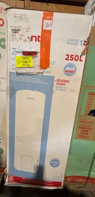 un grand nombre de boîtes empilées les unes sur les autres