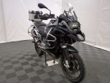 une photo d'une moto garée sur un sol à damier