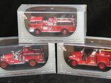 trois camions de pompiers rouges placés dans un cadre sur un fond noir