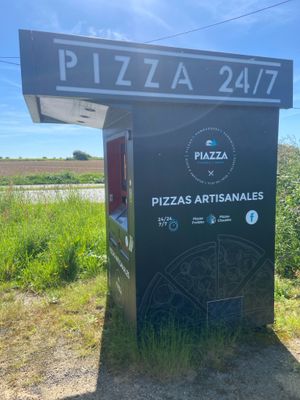 une enseigne de pizzeria au bord de la route
