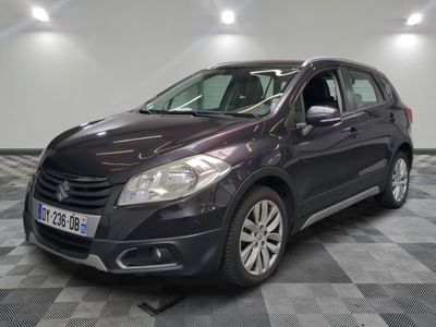 une photo d'une voiture de couleur foncée garée sur un sol à damier