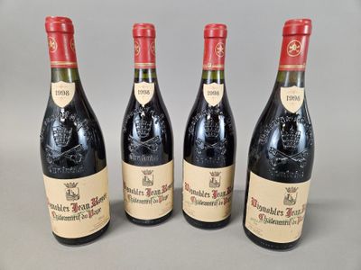 trois bouteilles de vin sont alignées sur une table