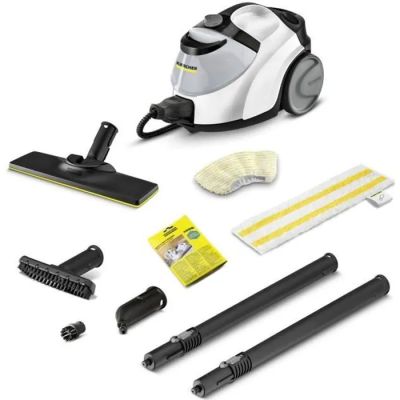gros plan d'un aspirateur et de produits de nettoyage sur fond blanc