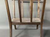 une chaise en bois avec une assise en bois sur fond gris