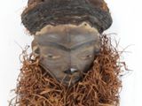 une photo du visage d'un homme portant une barbe et une moustache