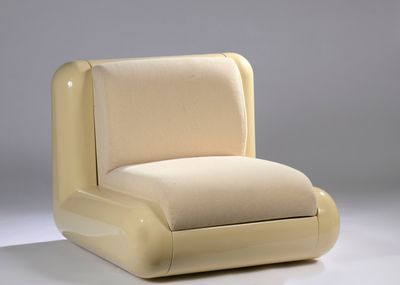 une chaise beige posée sur une surface blanche