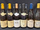 plusieurs bouteilles de vin sont alignées sur une table