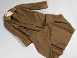 une photo montrant un manteau et un pantalon marron posés sur une surface blanche