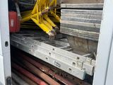 une camionnette blanche avec un tas de bois à l'arrière