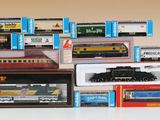 plein de petits trains miniatures empilés les uns sur les autres