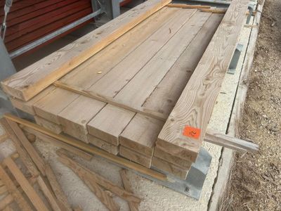 de nombreuses pièces de bois empilées les unes sur les autres