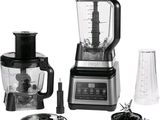 une photo montrant un mixeur et un blender placés l'un à côté de l'autre