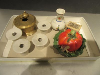 un plateau sur lequel se trouvent une tomate et d'autres aliments