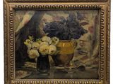 tableau représentant des fleurs dans un vase posé sur une table près d'un rideau