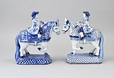 paire de figurines bleues et blanches représentant deux hommes à cheval