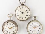 deux montres de poche en argent avec des chiffres romains et des chiffres romains