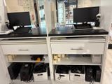 deux écrans d'ordinateur posés sur un bureau dans une pièce