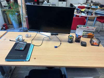 Ensemble comprenant : - Un bureau en mélaminé, le piètement …