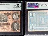 Trois types de monnaies différents sont exposés dans une vitrine