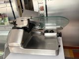 une machine posée sur un comptoir