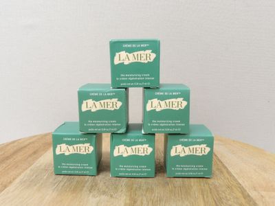 quatre boîtes de savon posées sur une table en bois