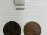 deux pièces sont représentées côte à côte sur une surface blanche