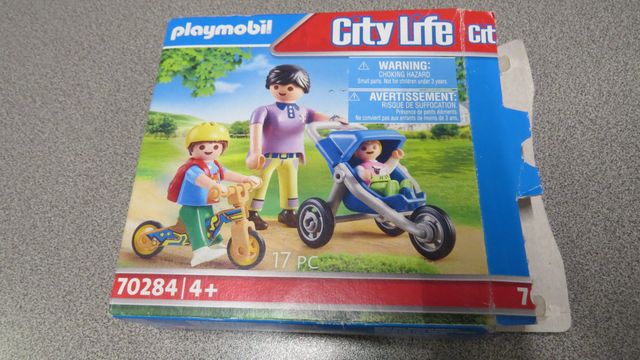 Lot PLAYMOBIL contenant des personnages dont un manquant (n°70284...