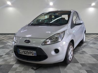 une petite voiture blanche garée dans une pièce