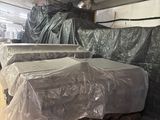 de nombreux cartons de matelas dans un entrepôt