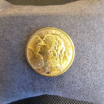 une pièce d'or posée sur un oreiller, sur une table