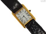 une image d'une montre-bracelet avec des chiffres romains