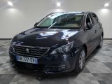 la voiture noire est garée sur un sol en damier dans le garage