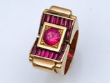 une image d'une bague en or avec une pierre rose au centre