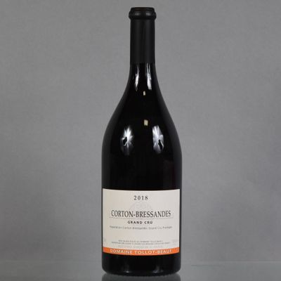 une bouteille de vin posée sur une table